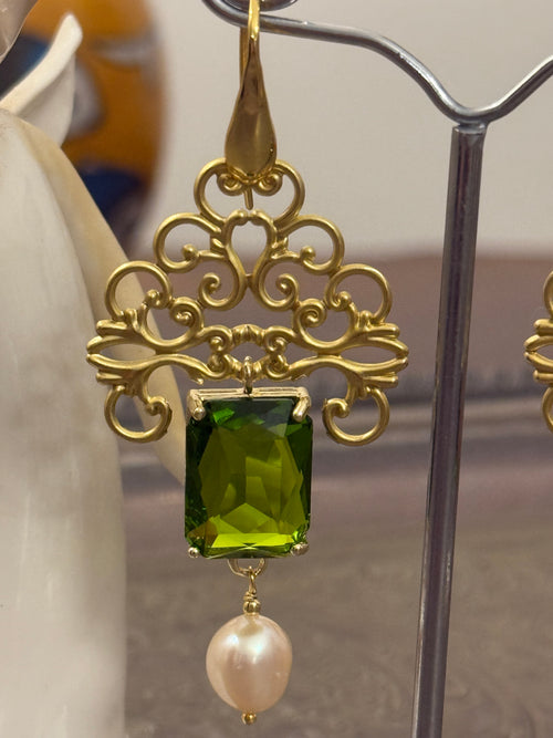 Orecchini con cristallo verde e perla di fiume naturale