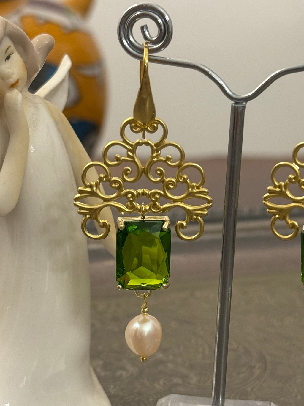 Orecchini con cristallo verde e perla di fiume naturale