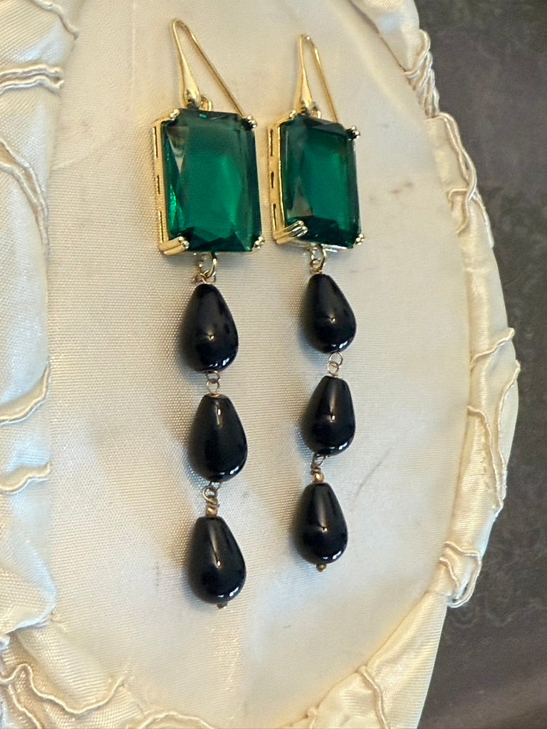 Orecchini pendenti verde profondo con onice nero