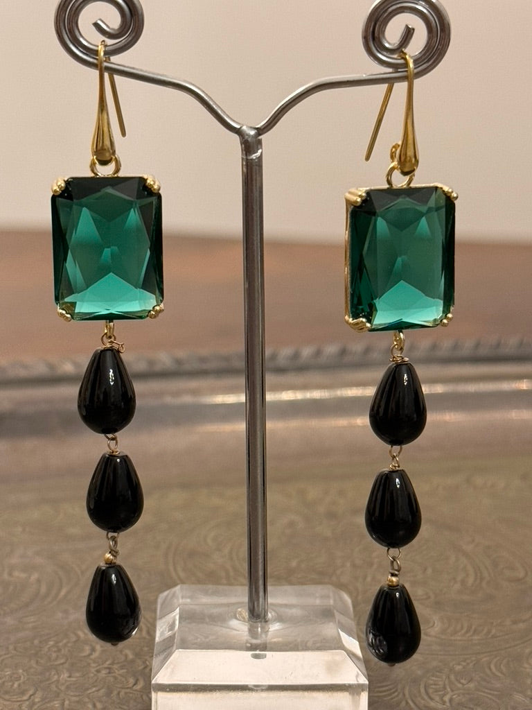 Orecchini pendenti verde profondo con onice nero