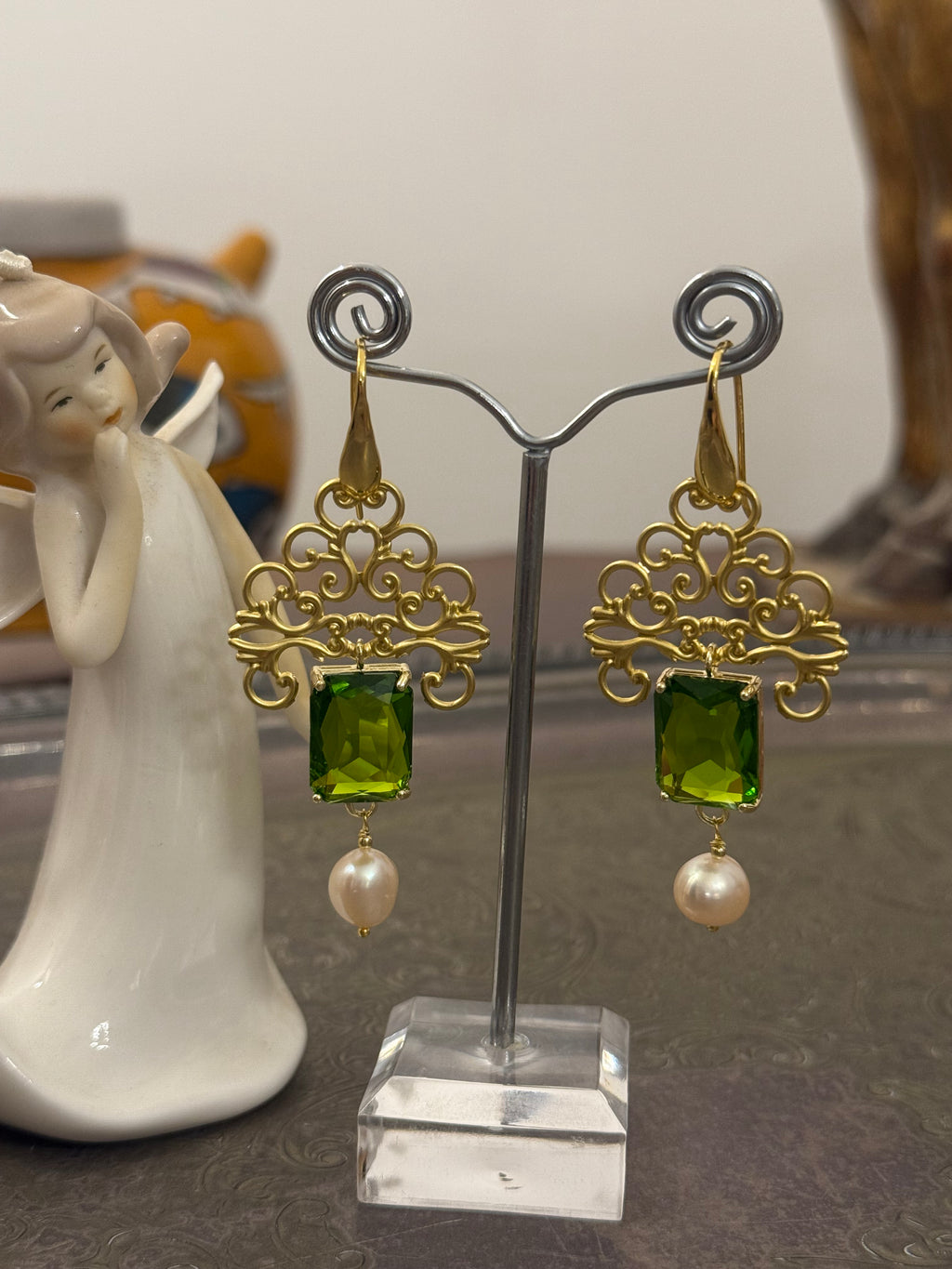 Orecchini con cristallo verde e perla di fiume naturale