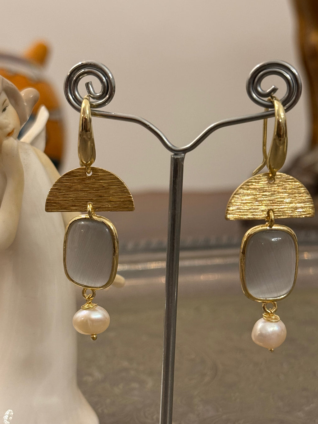 Orecchini con crisoberillo grigio e elemento in ottone spazzolato