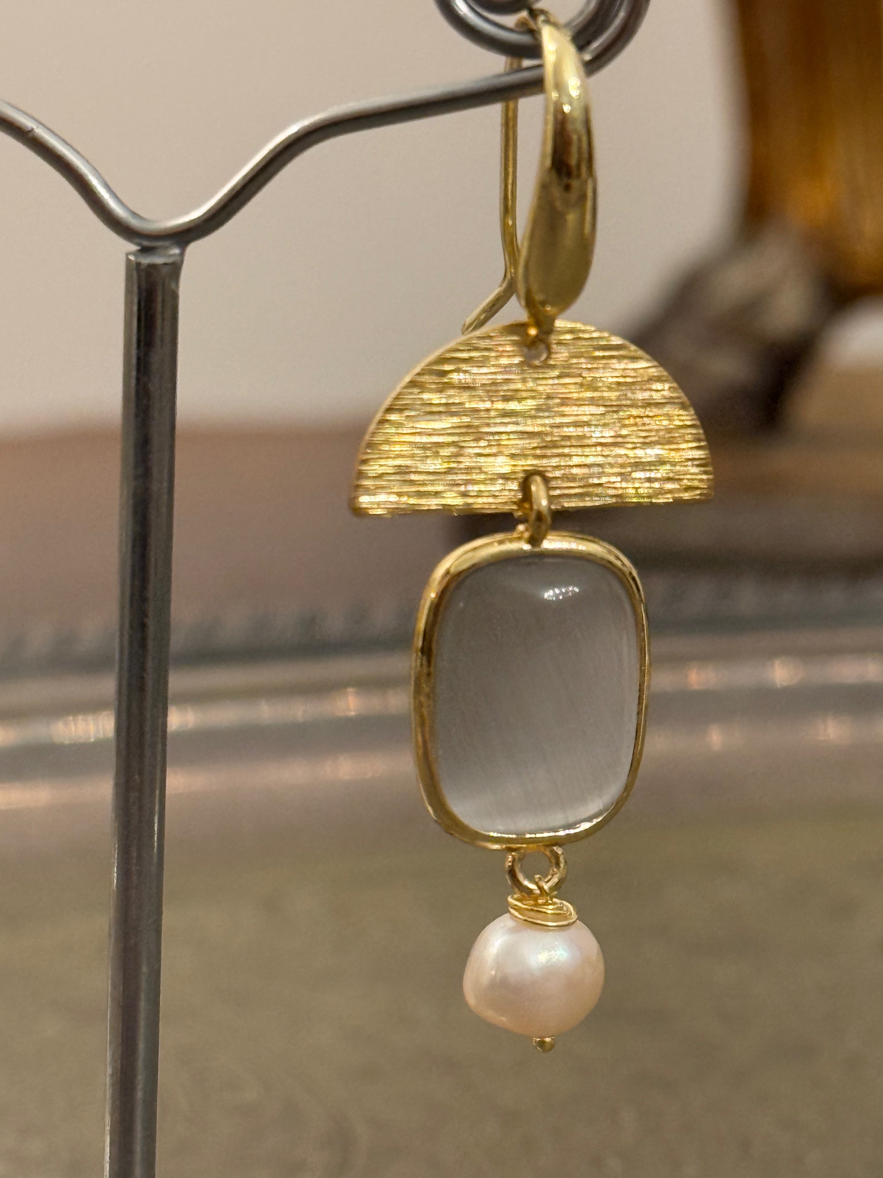 Orecchini con crisoberillo grigio e elemento in ottone spazzolato