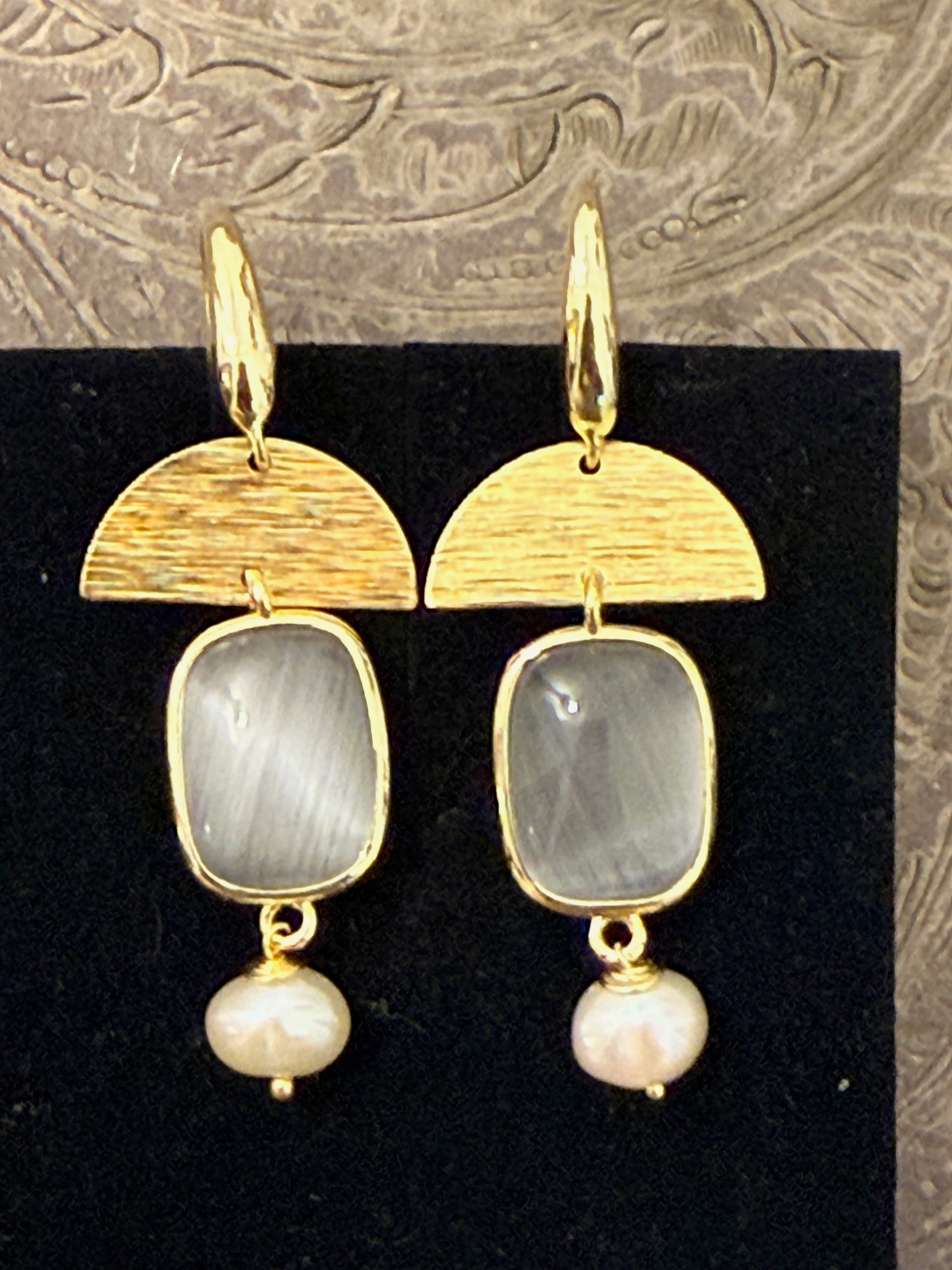 Orecchini con crisoberillo grigio e elemento in ottone spazzolato