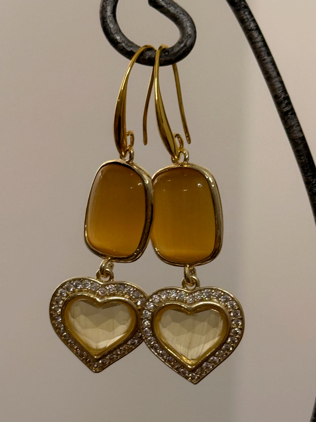 Orecchini pendenti dorati con cristallo ambra e cuore luminoso