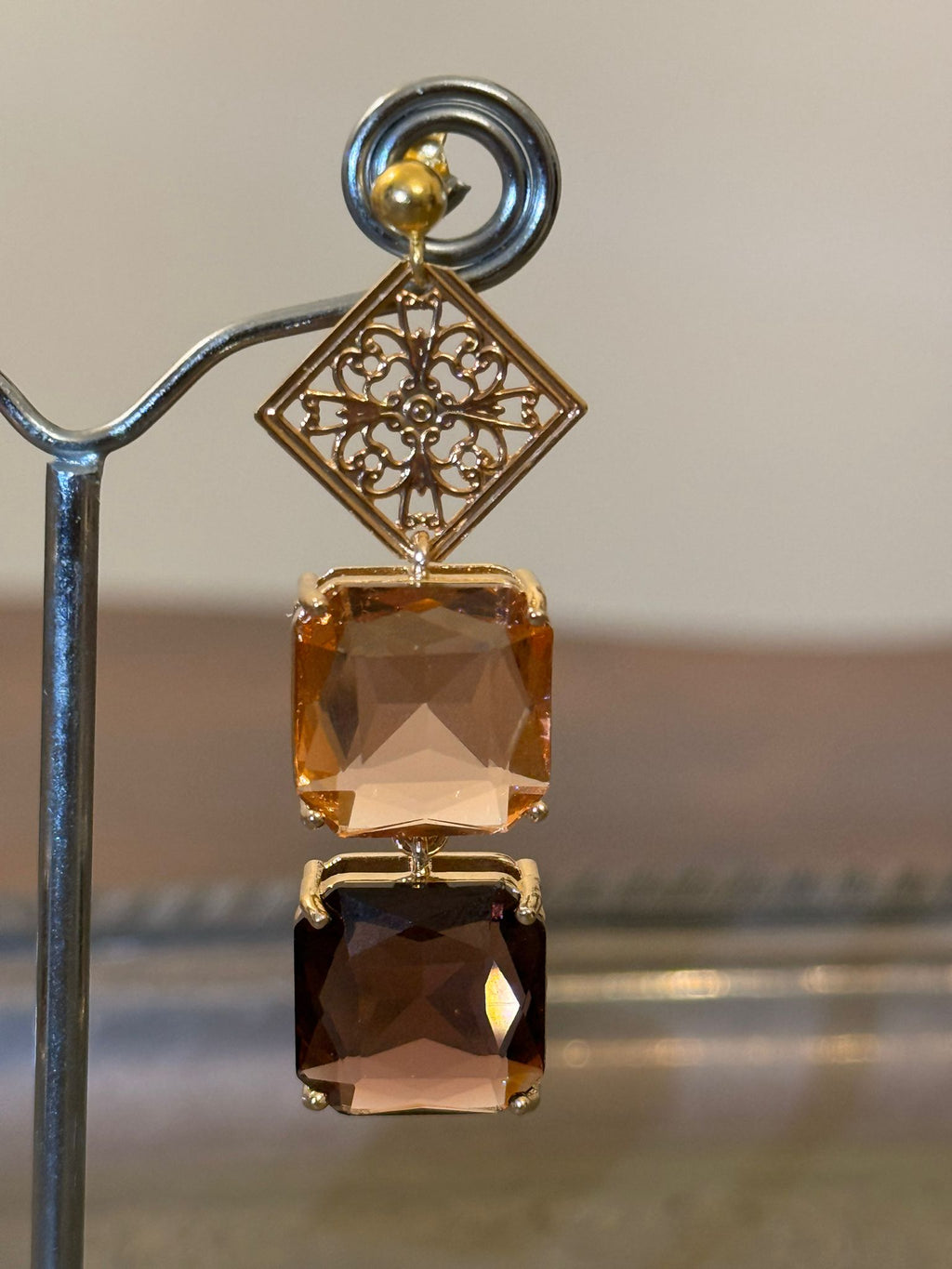 Orecchini pendenti eleganti con elemento traforato oro e cristalli pesca e amaranto