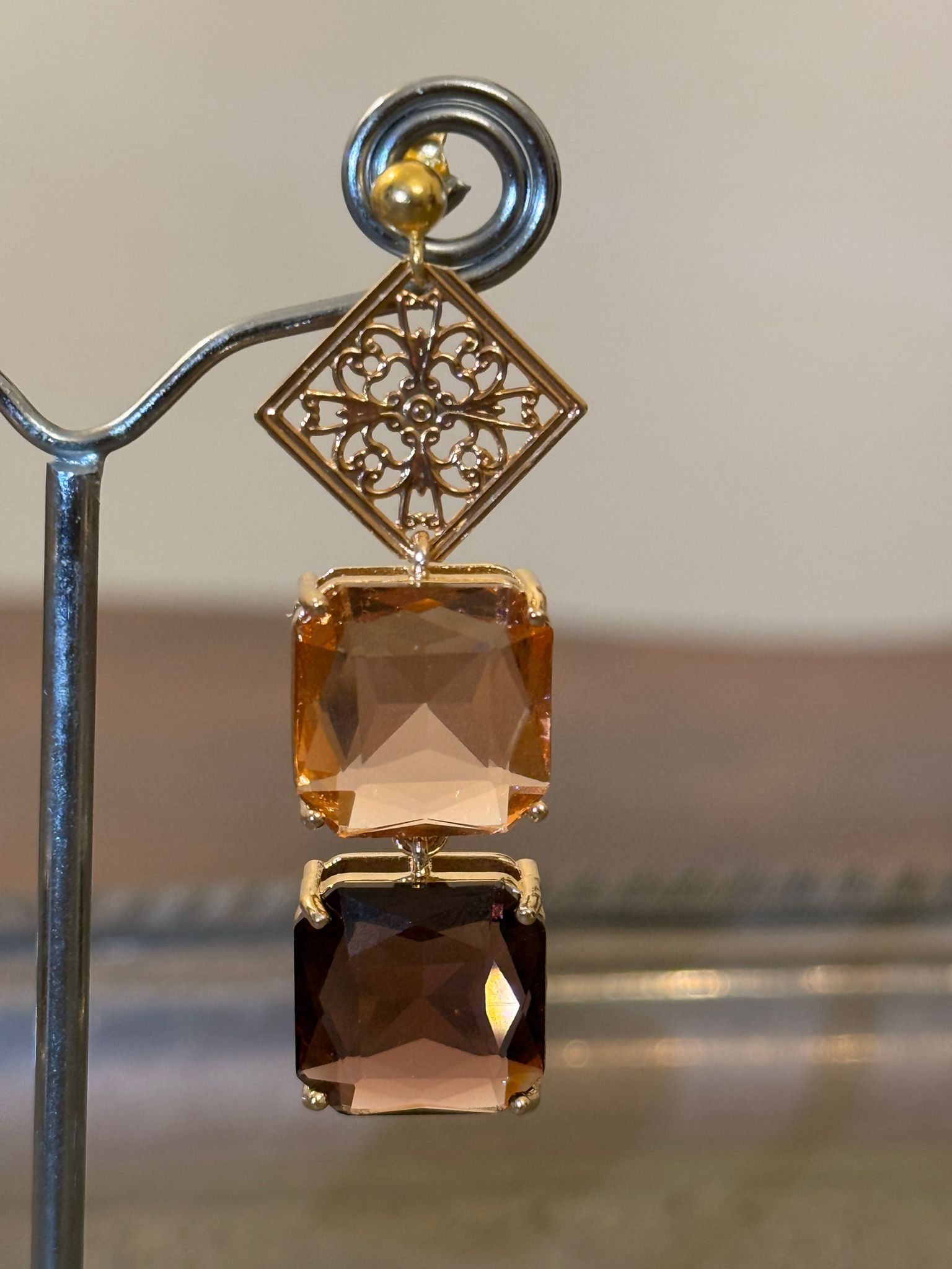 Orecchini pendenti eleganti con elemento traforato oro e cristalli pesca e amaranto