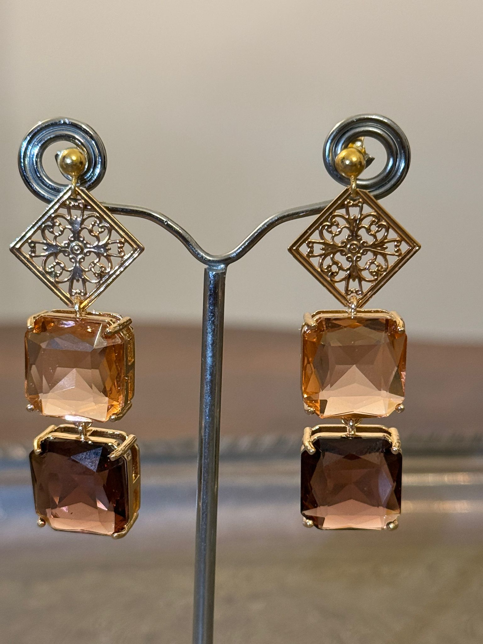 Orecchini pendenti eleganti con elemento traforato oro e cristalli pesca e amaranto