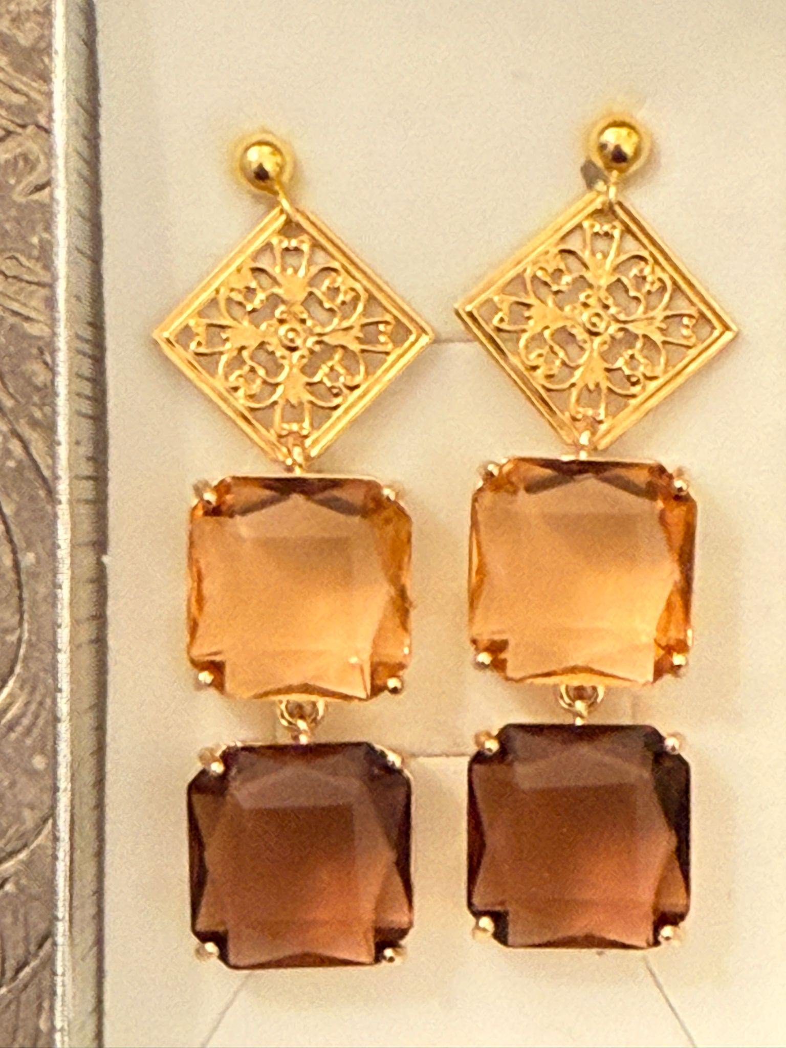 Orecchini pendenti eleganti con elemento traforato oro e cristalli pesca e amaranto