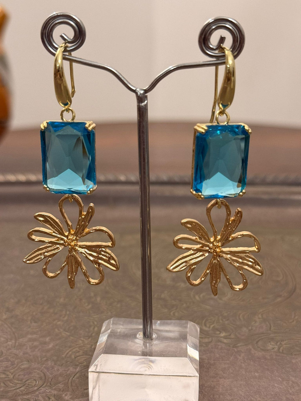 Orecchini pendenti con cristalli turchese e fiore stilizzato oro