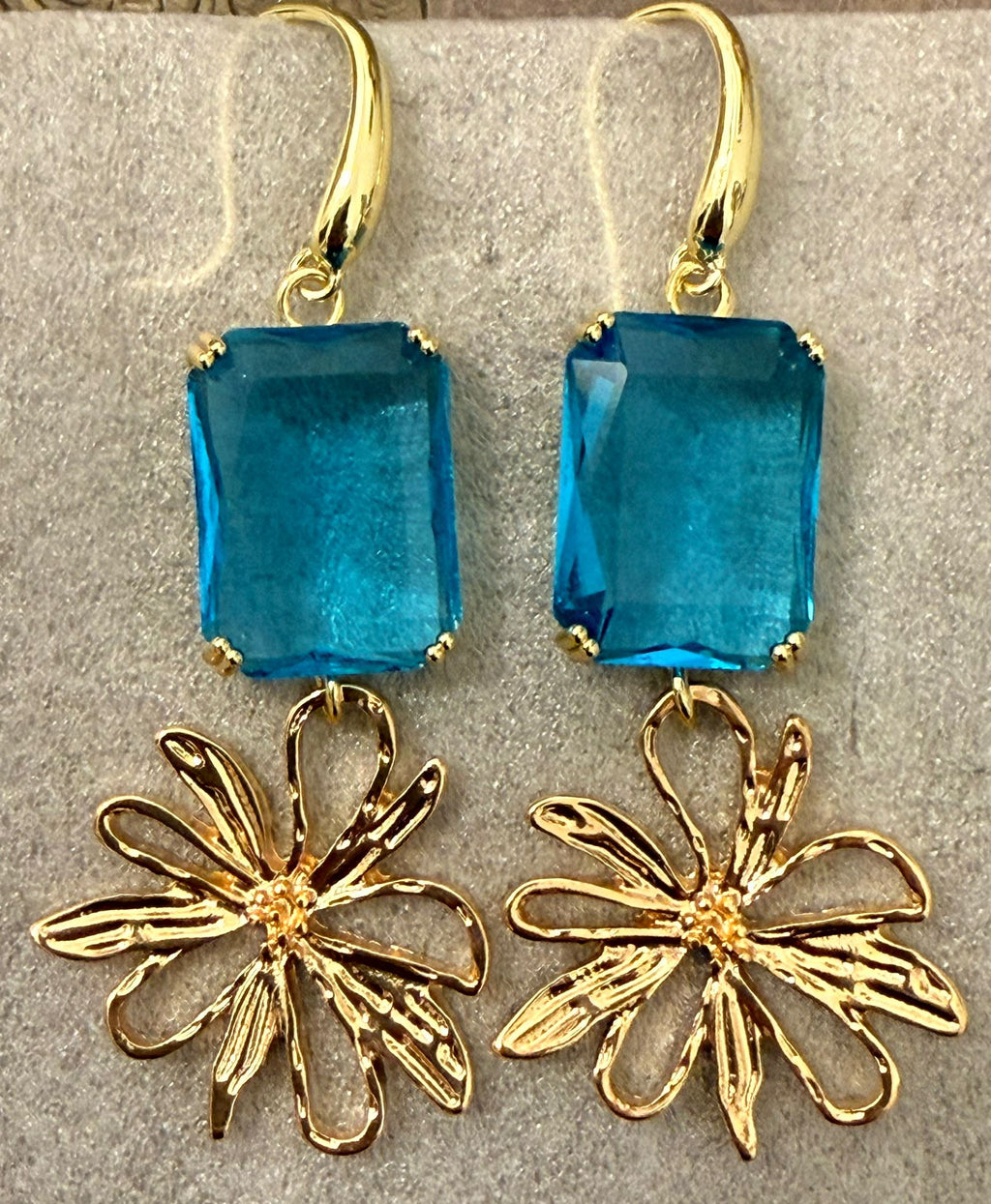 Orecchini pendenti con cristalli turchese e fiore stilizzato oro