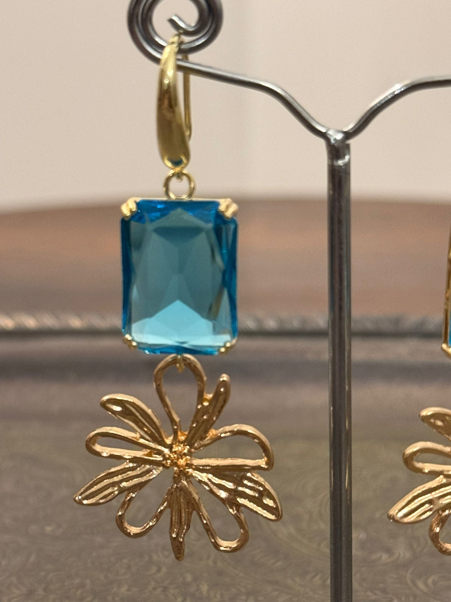 Orecchini pendenti con cristalli turchese e fiore stilizzato oro