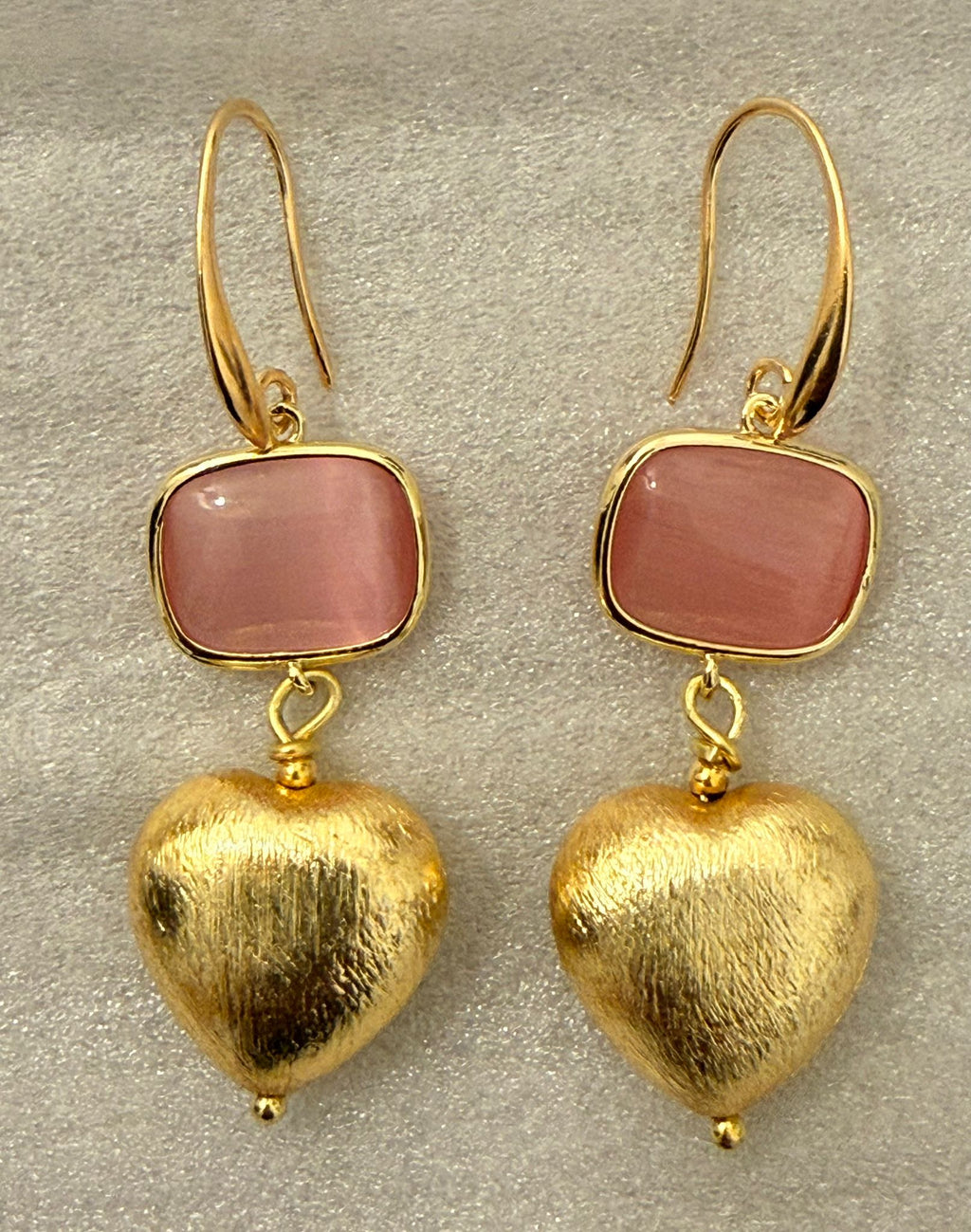 Orecchini pendenti con cuore in ottone spazzolato placcato oro e pietra dura occhio di gatto rosa translucido