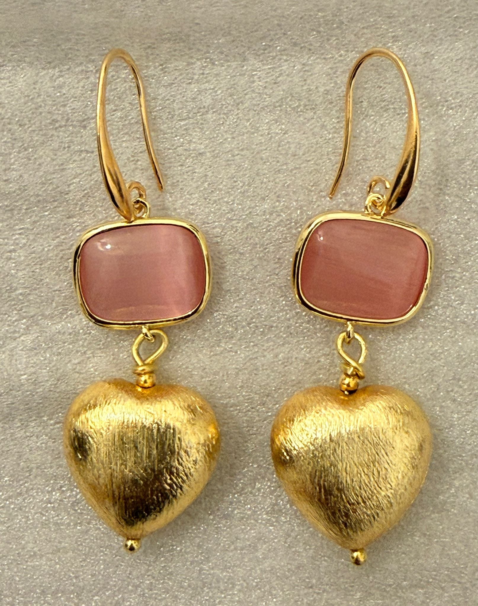 Orecchini pendenti con cuore in ottone spazzolato placcato oro e pietra dura occhio di gatto rosa translucido