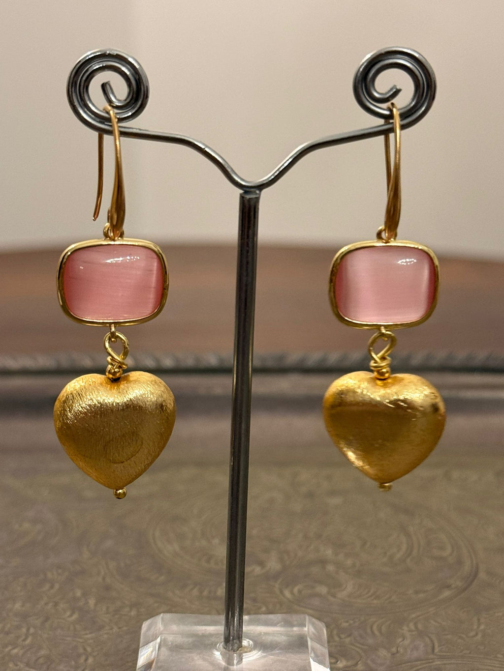 Orecchini pendenti con cuore in ottone spazzolato placcato oro e pietra dura occhio di gatto rosa translucido