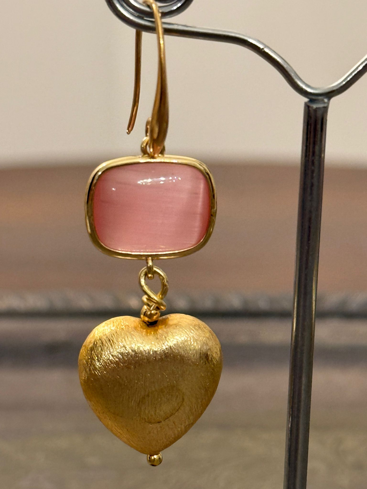 Orecchini pendenti con cuore in ottone spazzolato placcato oro e pietra dura occhio di gatto rosa translucido