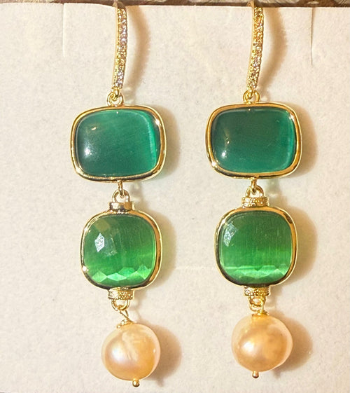 Orecchini con occhio di gatto verde bosco e perla di fiume naturale