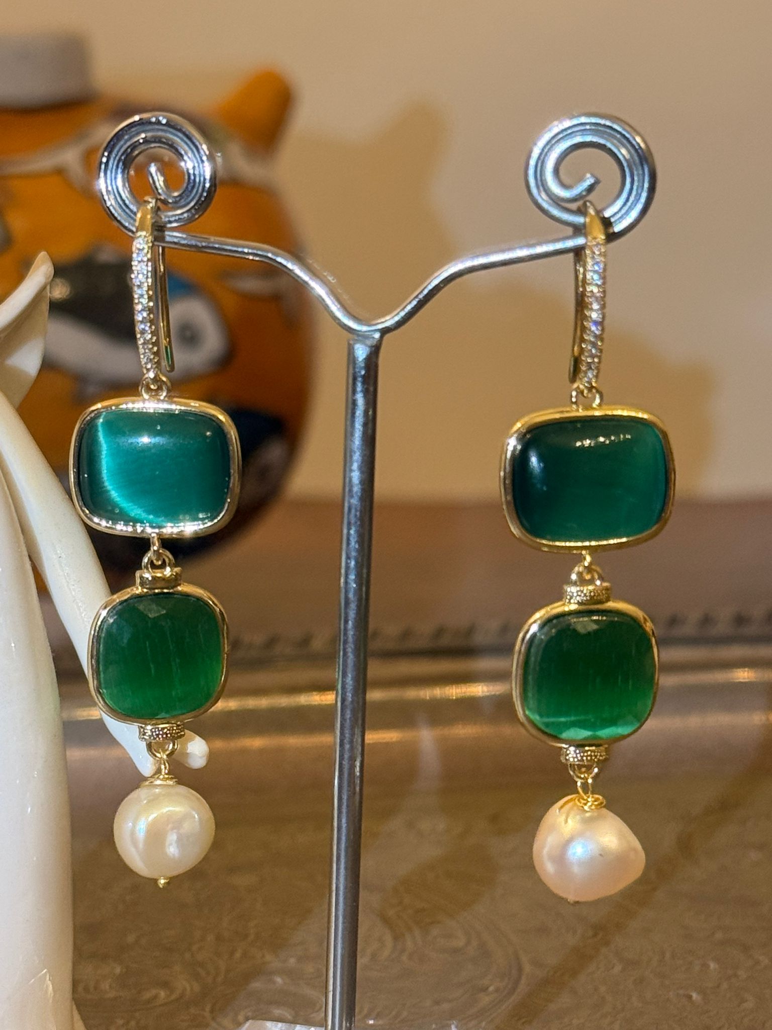 Orecchini con occhio di gatto verde bosco e perla di fiume naturale