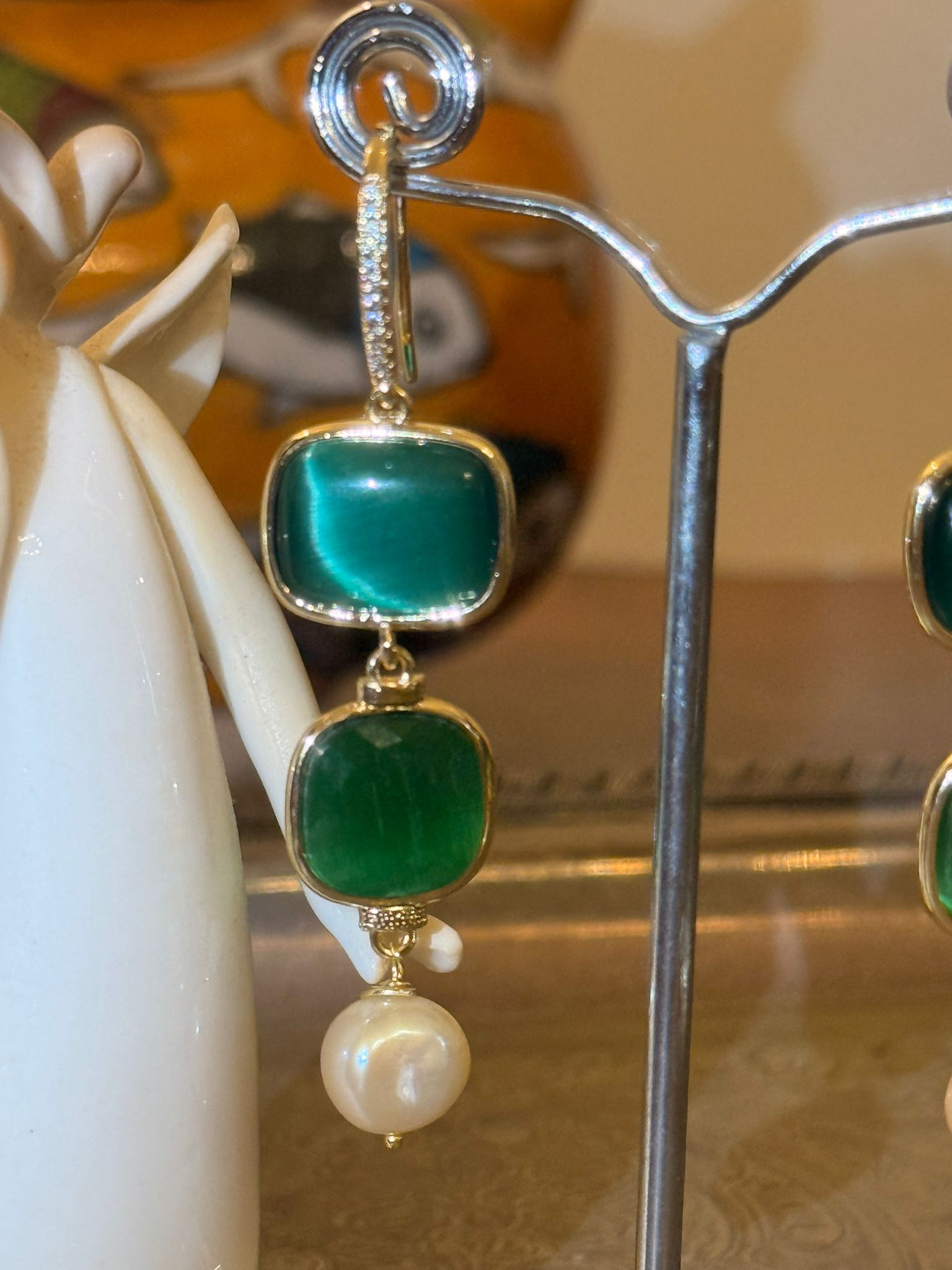 Orecchini con occhio di gatto verde bosco e perla di fiume naturale