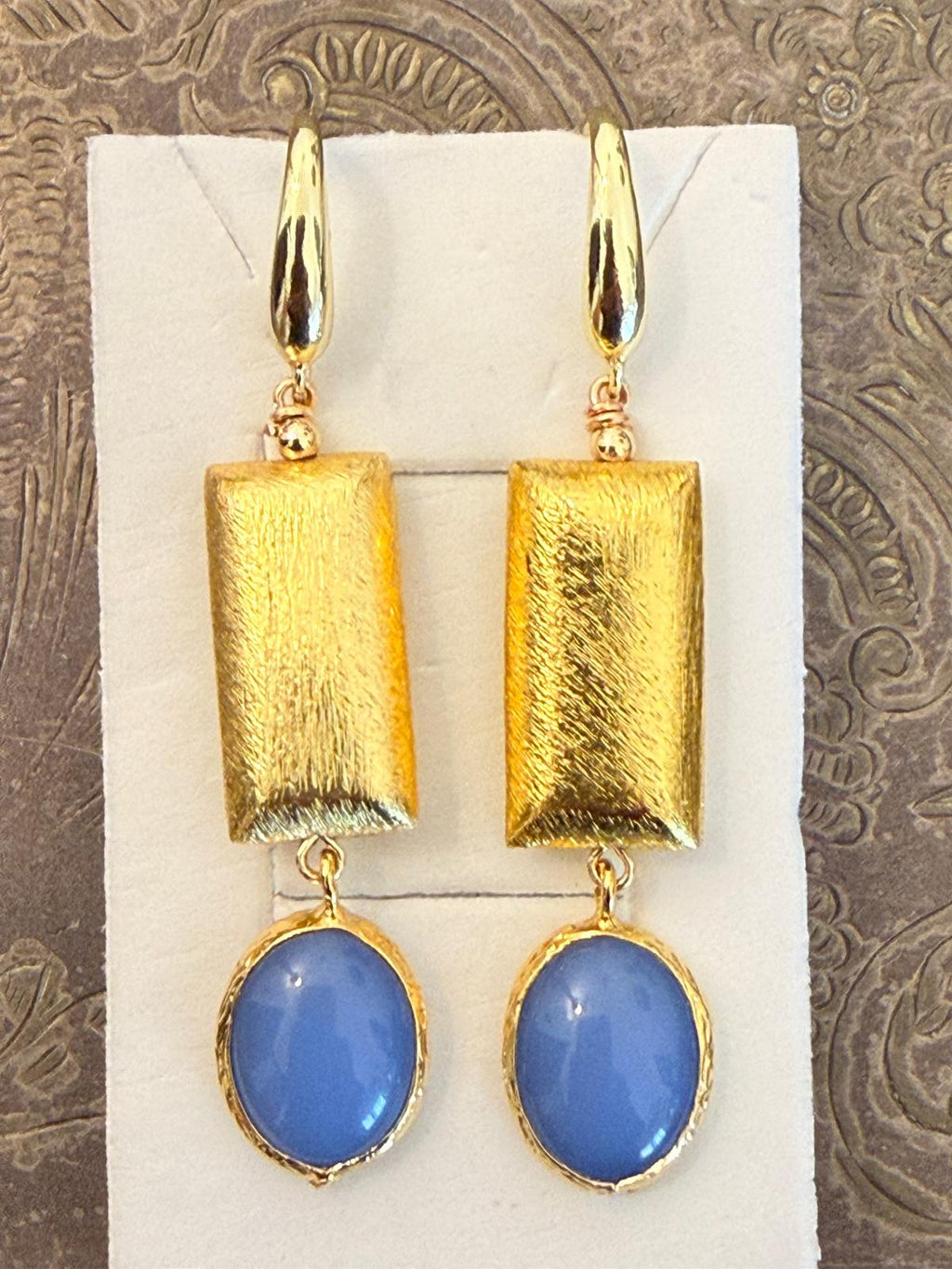 Orecchini con agata blu e elemento geometrico in ottone spazzolato