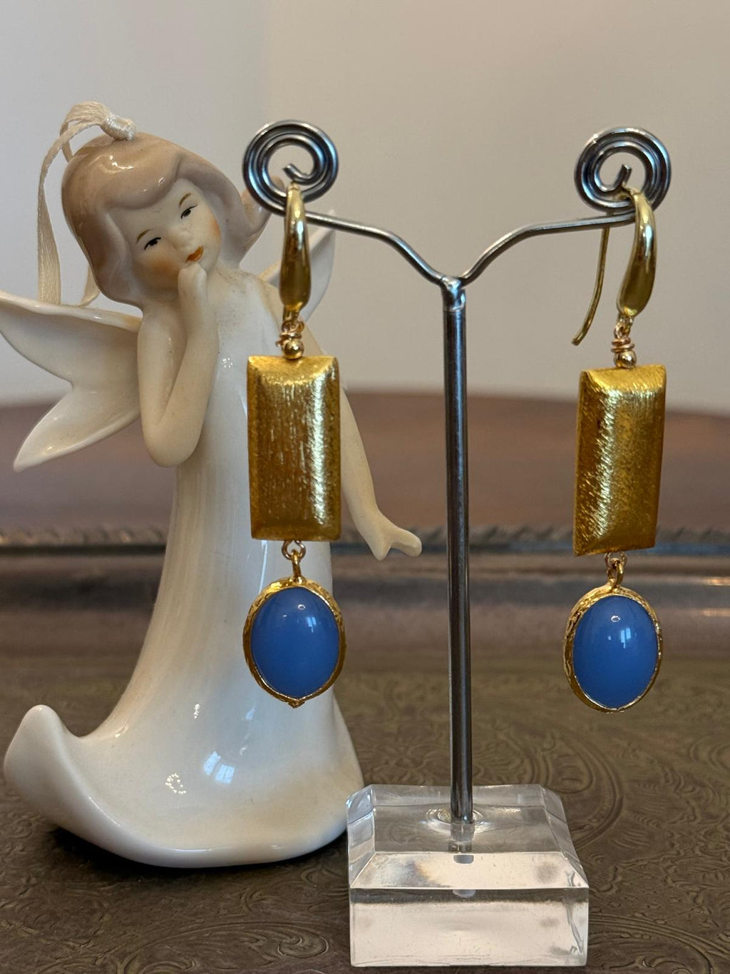 Orecchini con agata blu e elemento geometrico in ottone spazzolato