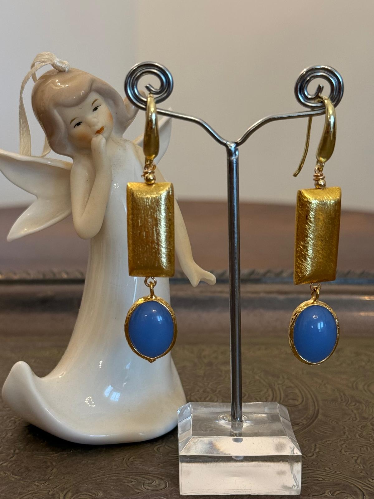 Orecchini con agata blu e elemento geometrico in ottone spazzolato