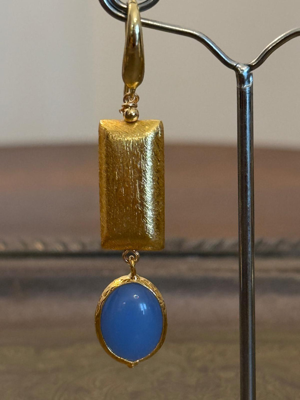 Orecchini con agata blu e elemento geometrico in ottone spazzolato