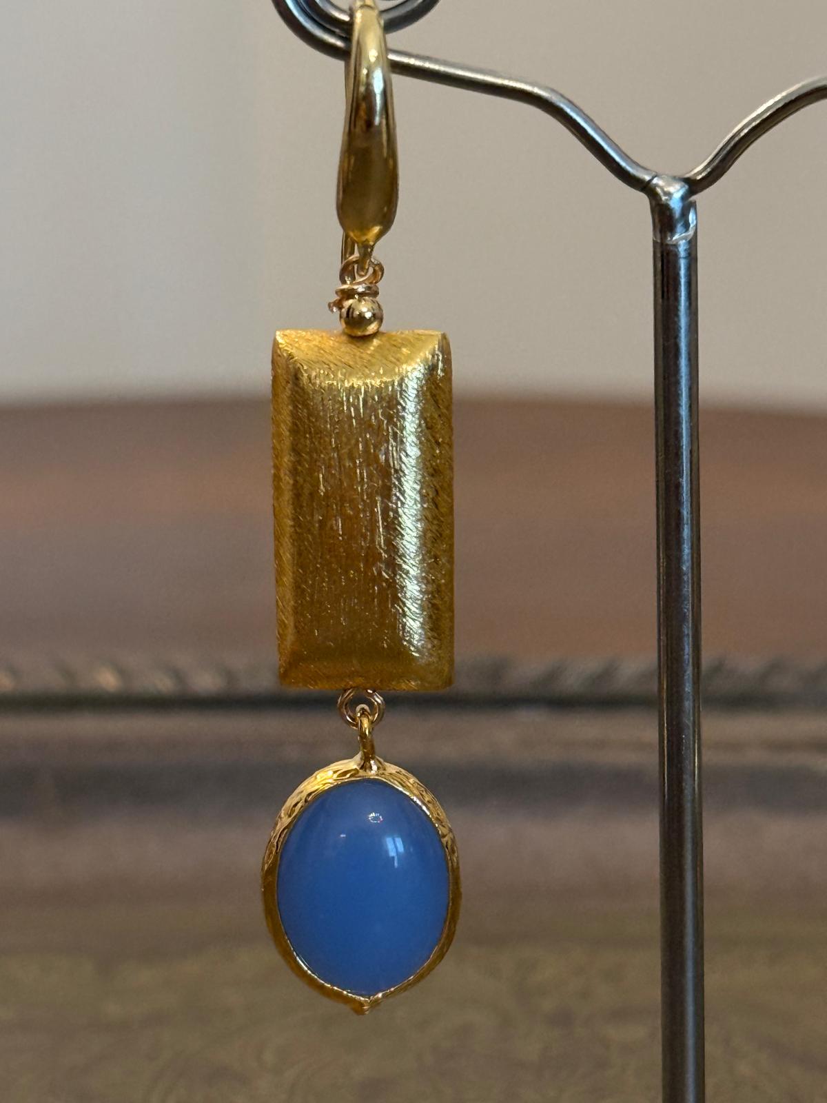 Orecchini con agata blu e elemento geometrico in ottone spazzolato