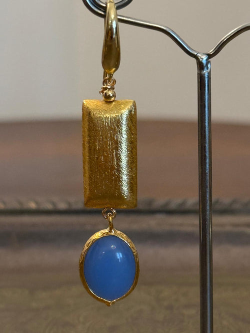 Orecchini con agata blu e elemento geometrico in ottone spazzolato