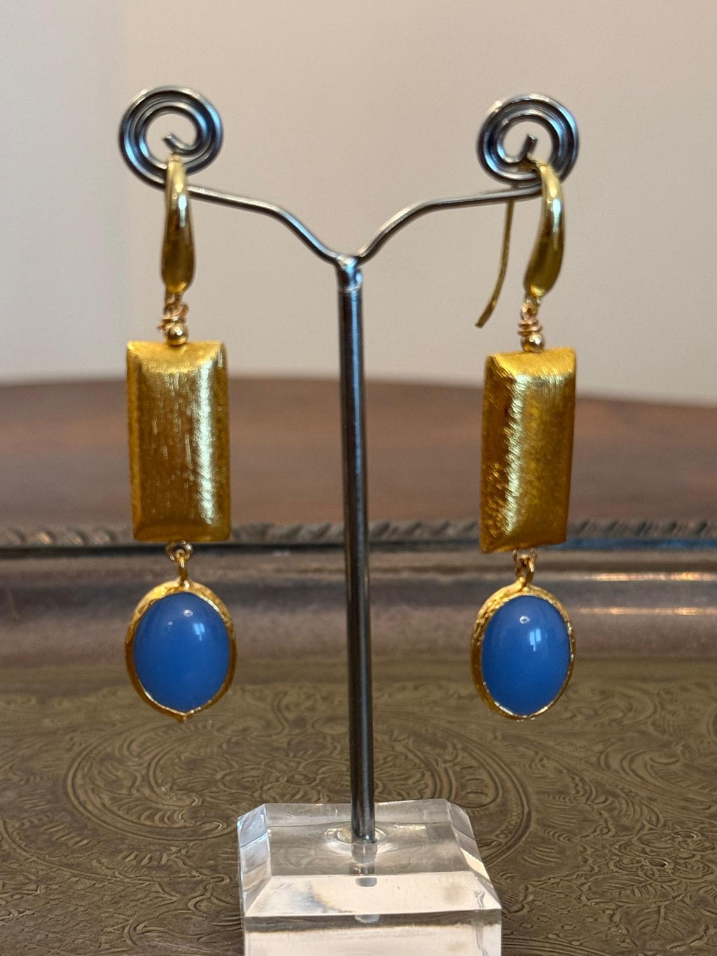 Orecchini con agata blu e elemento geometrico in ottone spazzolato