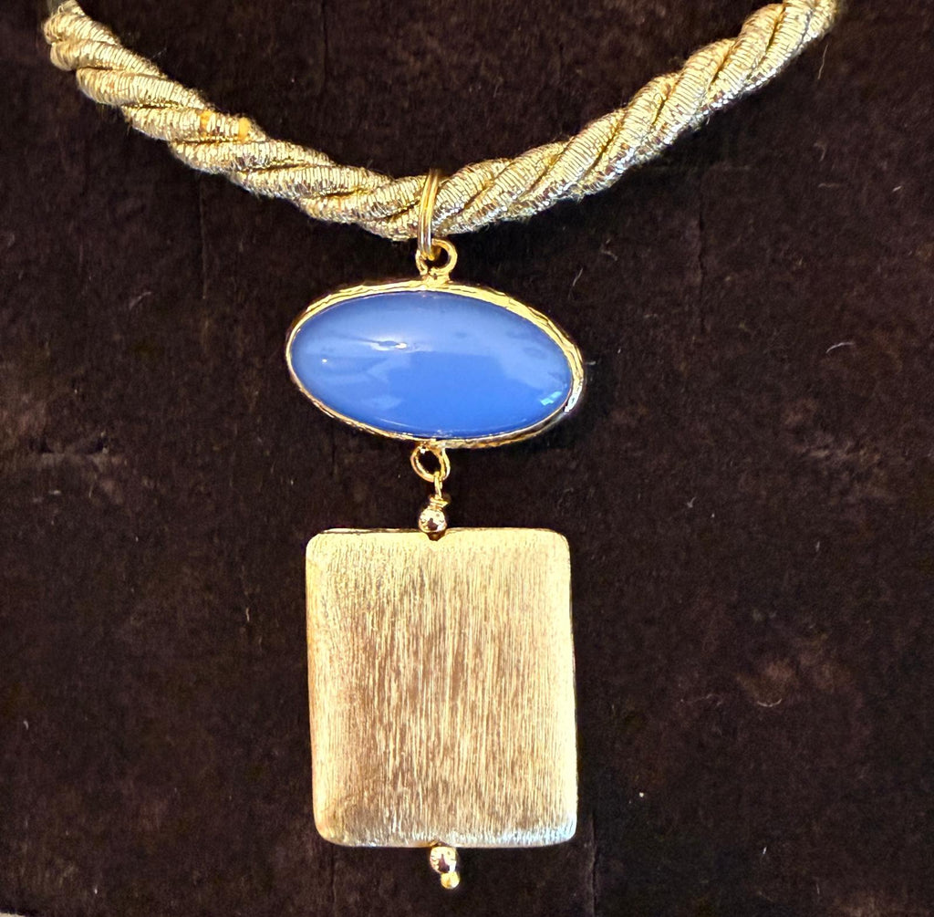 Orecchini con agata blu e elemento geometrico in ottone spazzolato