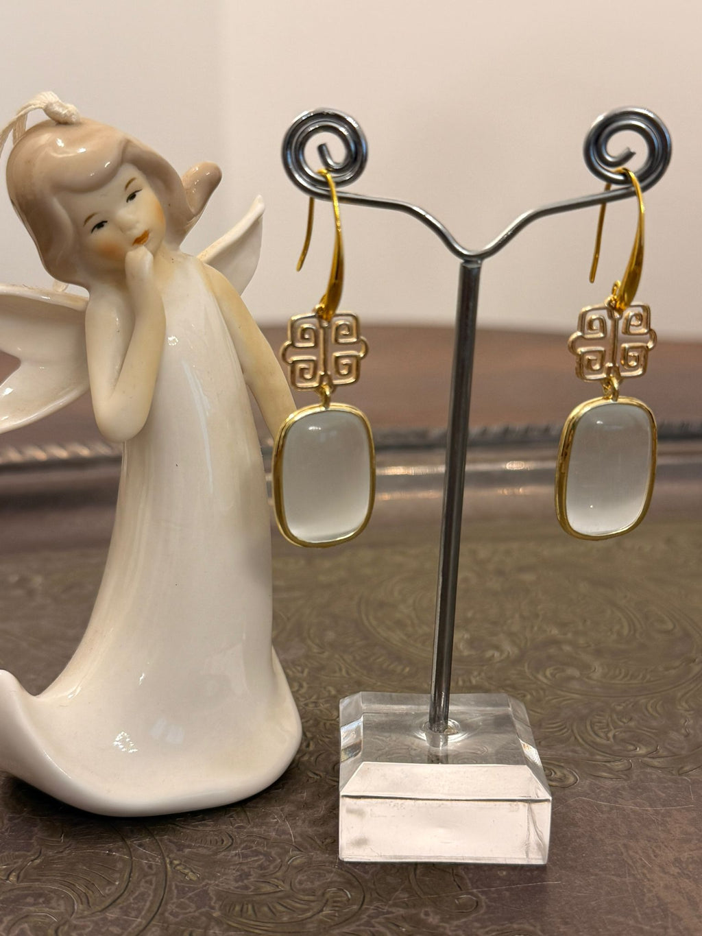 Orecchini in bronzo placcato oro con crisoberillo (occhio di gatto) bianco