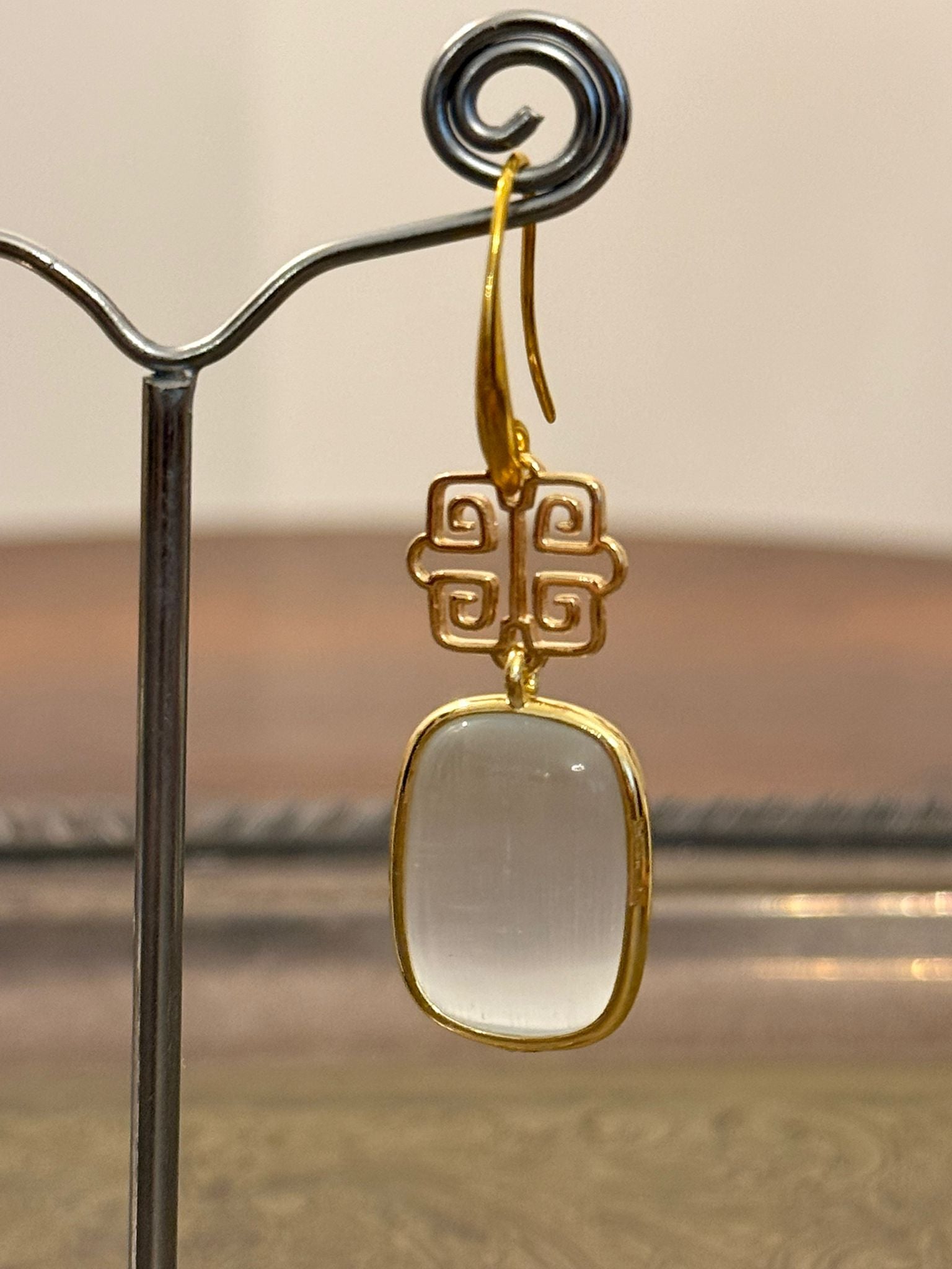 Orecchini in bronzo placcato oro con crisoberillo (occhio di gatto) bianco