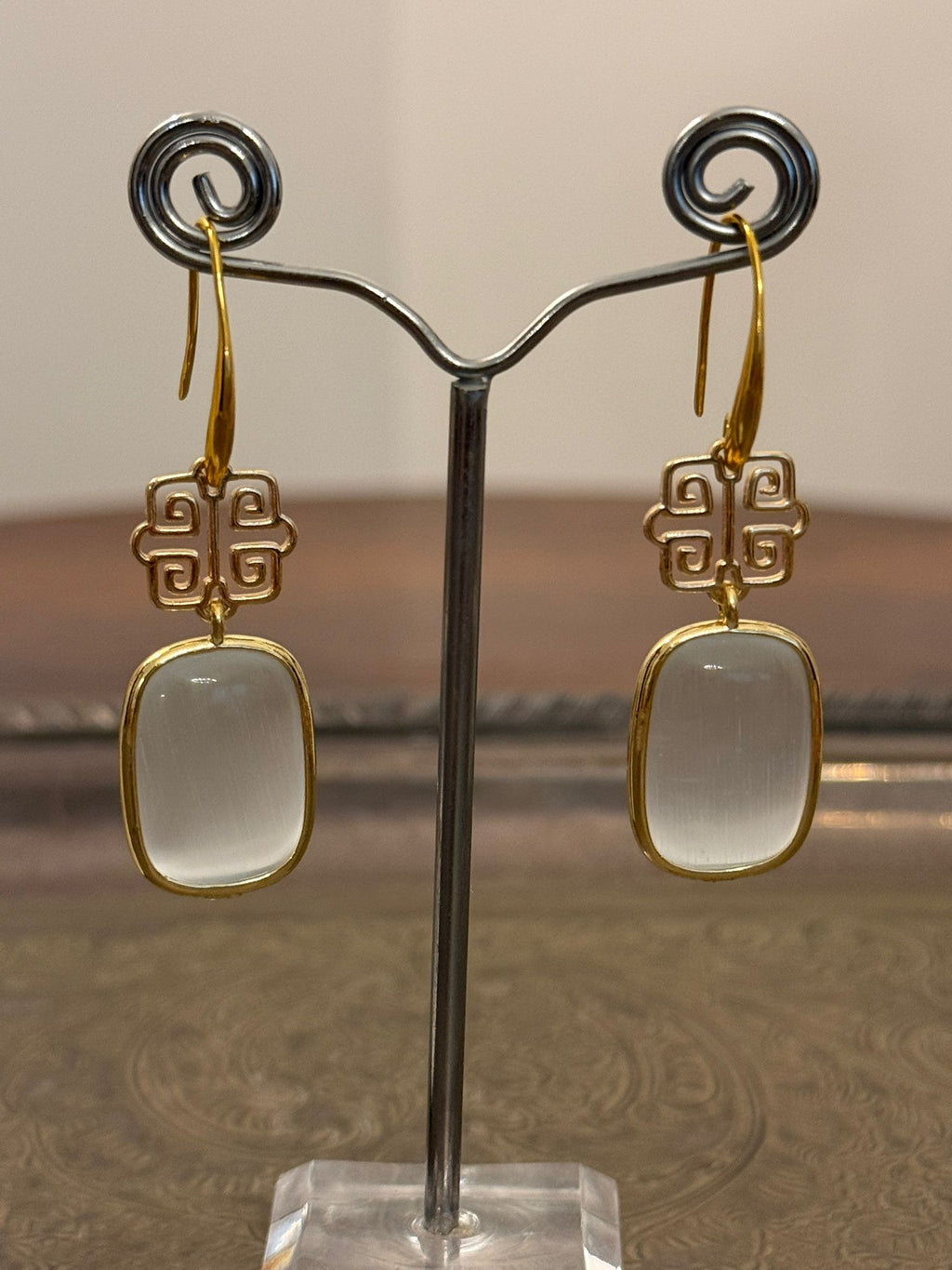 Orecchini in bronzo placcato oro con crisoberillo (occhio di gatto) bianco