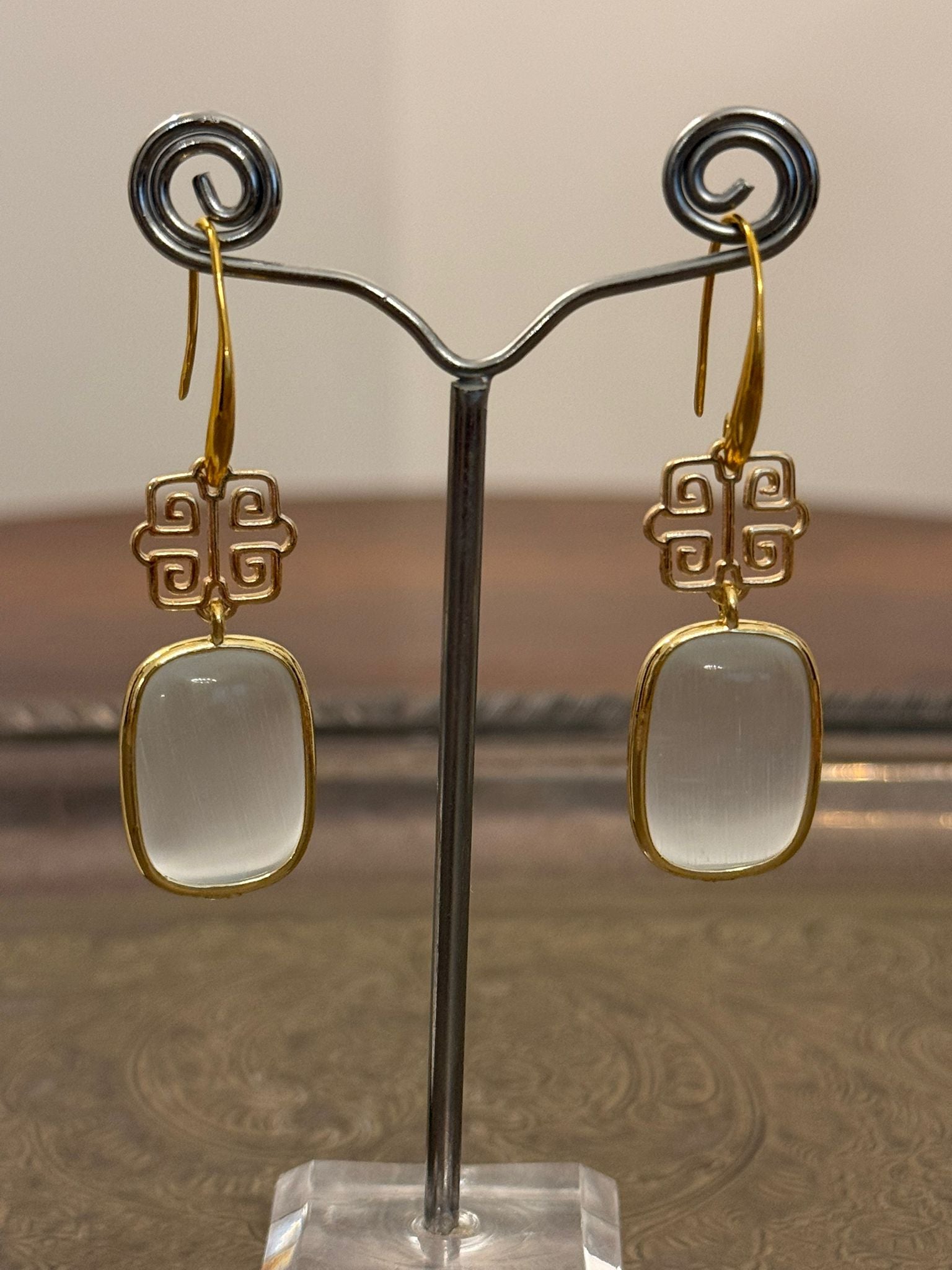 Orecchini in bronzo placcato oro con crisoberillo (occhio di gatto) bianco