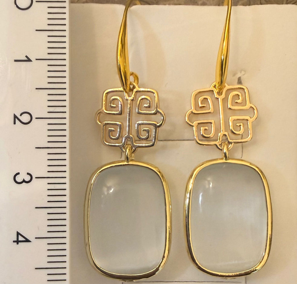 Orecchini in bronzo placcato oro con crisoberillo (occhio di gatto) bianco