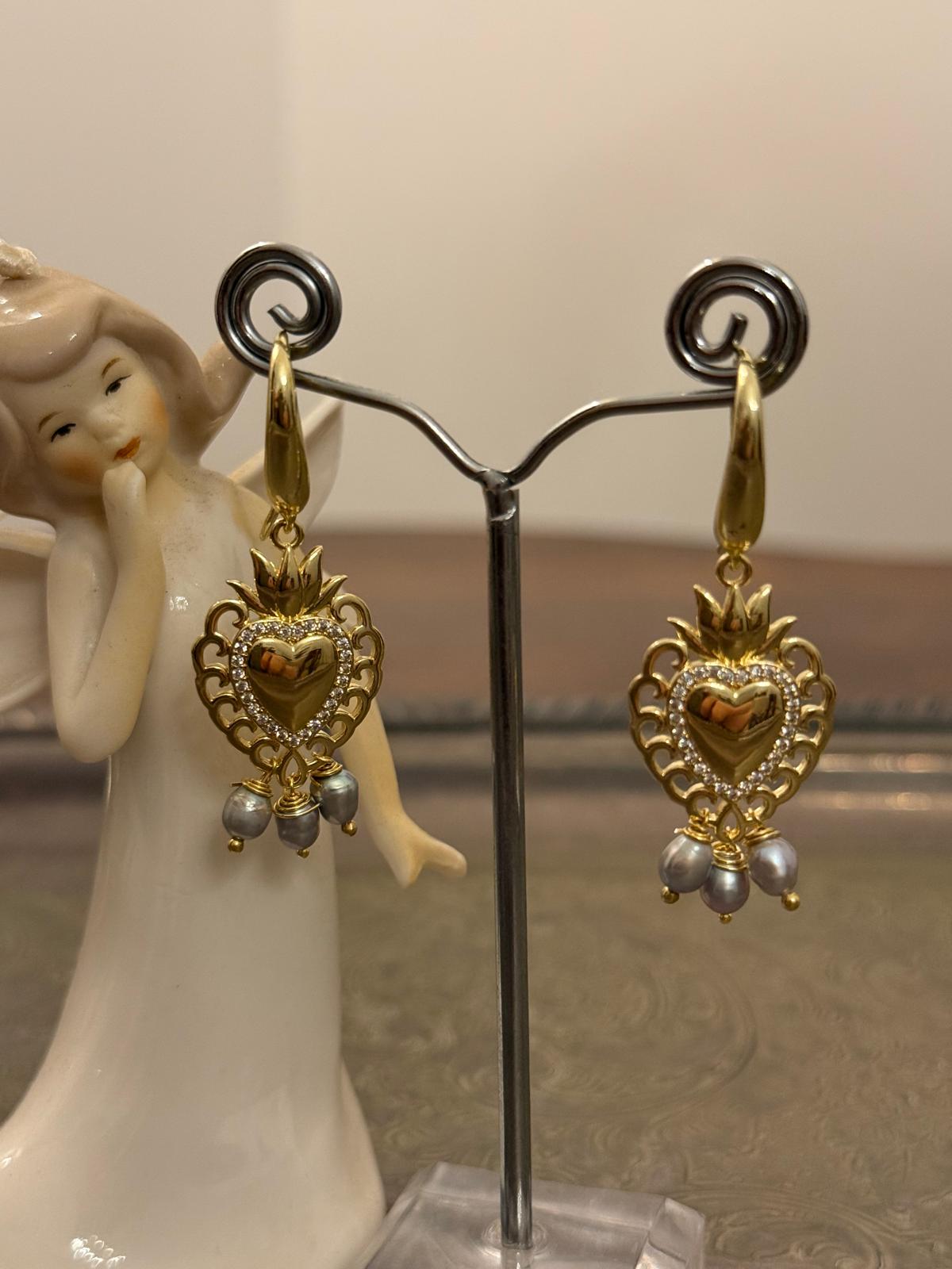 Orecchini Cuore Sacro con Perle d’Acqua Dolce