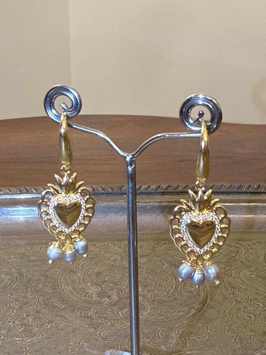 Orecchini Cuore Sacro con Perle d’Acqua Dolce