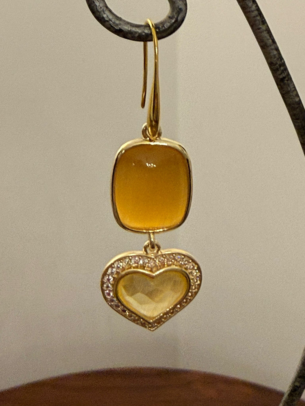 Orecchini pendenti dorati con cristallo ambra e cuore luminoso