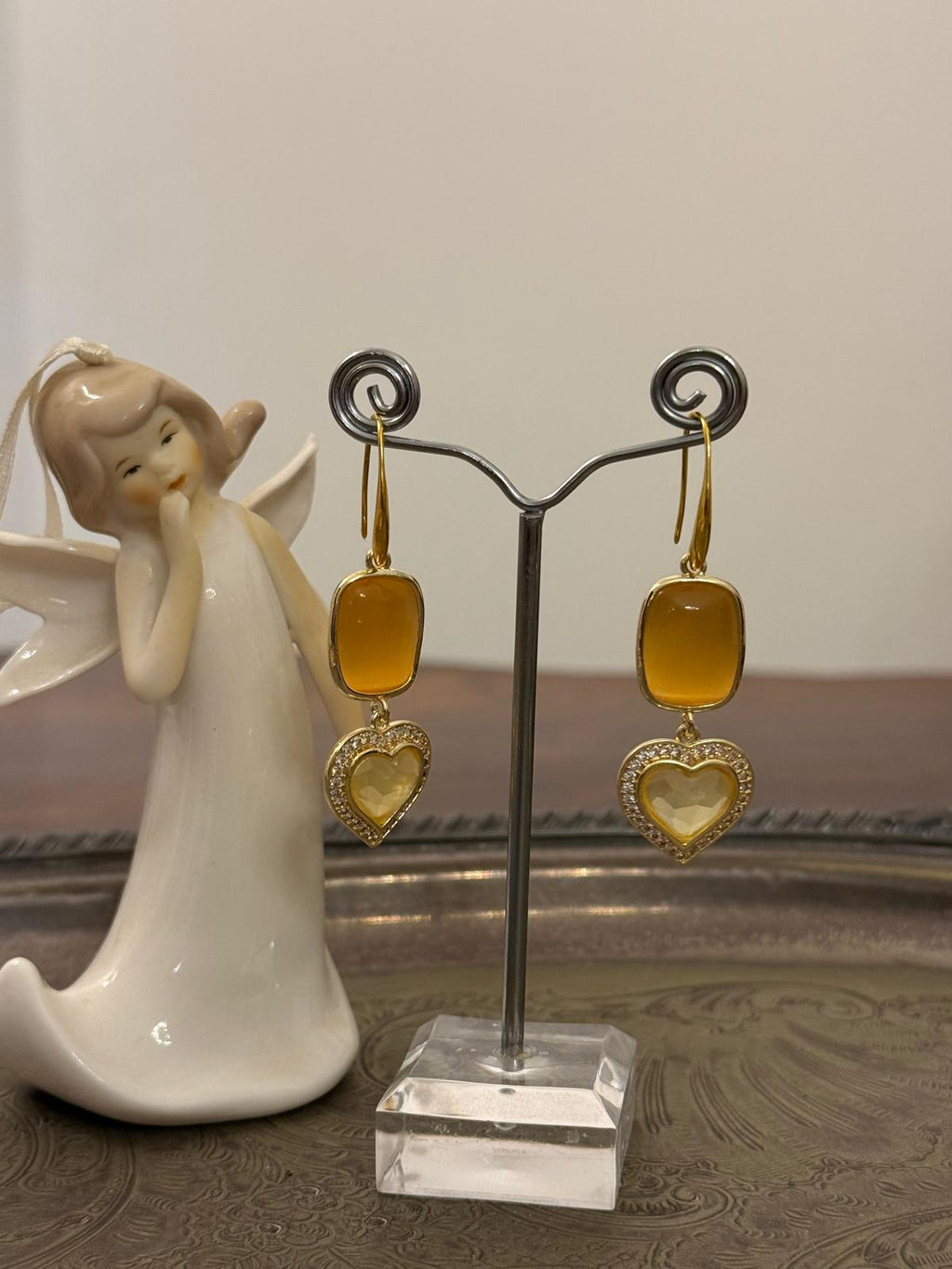 Orecchini pendenti dorati con cristallo ambra e cuore luminoso