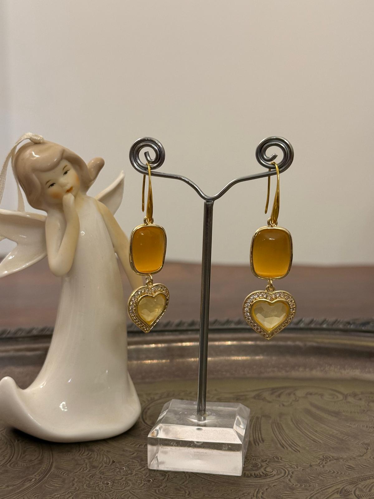 Orecchini pendenti dorati con cristallo ambra e cuore luminoso